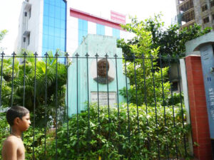 The memorial to Dr. Woodayagiri Singadivakkam Samy Nayak or W.S. Swamy Naick at the intersection of Langs Garden and Harris (now Adithanar) Roads.